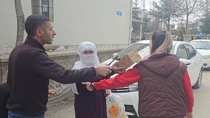 Zabıtaya Yakalanan Dilenci Parayı Teklif Etti