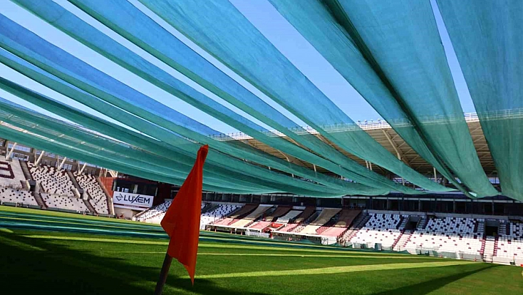 Elazığ'da Stat Çimleri Sıcaktan Fan ve Perdelerle Korunuyor