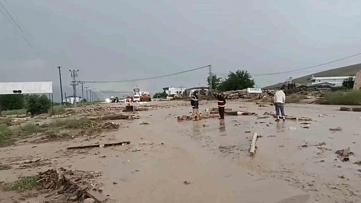 Sel Elazığ-Tunceli Yolunu Ulaşıma Kapattı