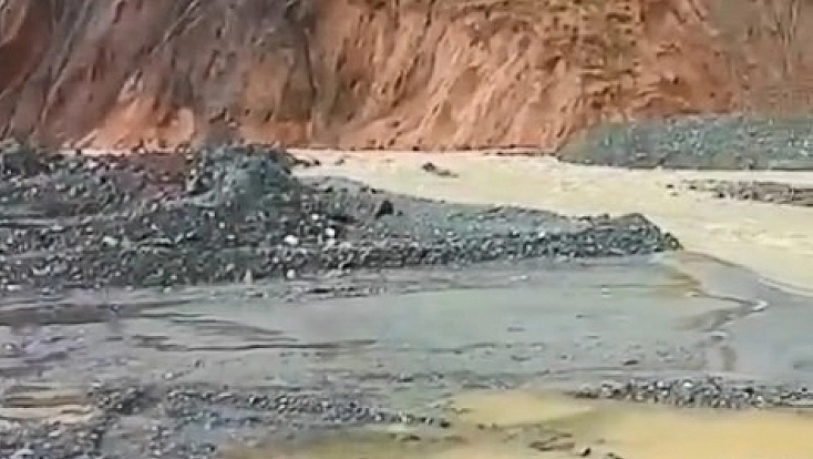 Heyelan Sonrası Açılan Yol Bu Kez Sulara Teslim Oldu