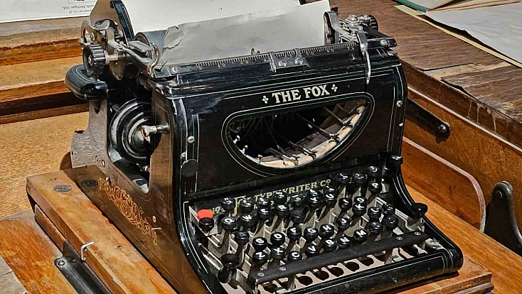 Kent Müzesi’ndeki Tarihi Daktilo Ziyaretçileri Zamanda Yolculuğa Çıkarıyor