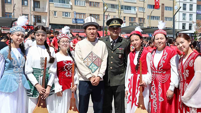 19 Mayıs Festivalinde Kırgız Ekibinin Kıyafetleri Ve Müzikleri Hayran Bıraktı