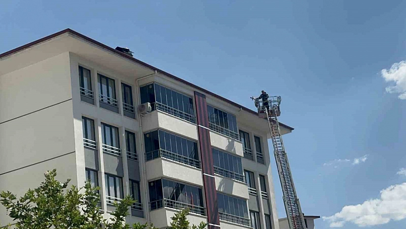 Elazığ'da 7 Katlı Binanın Bacasında Yangın Çıktı