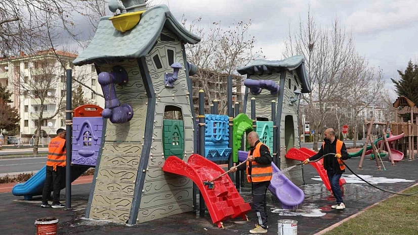 Elazığ'da Çocuk Oyun Alanları Temizlendi