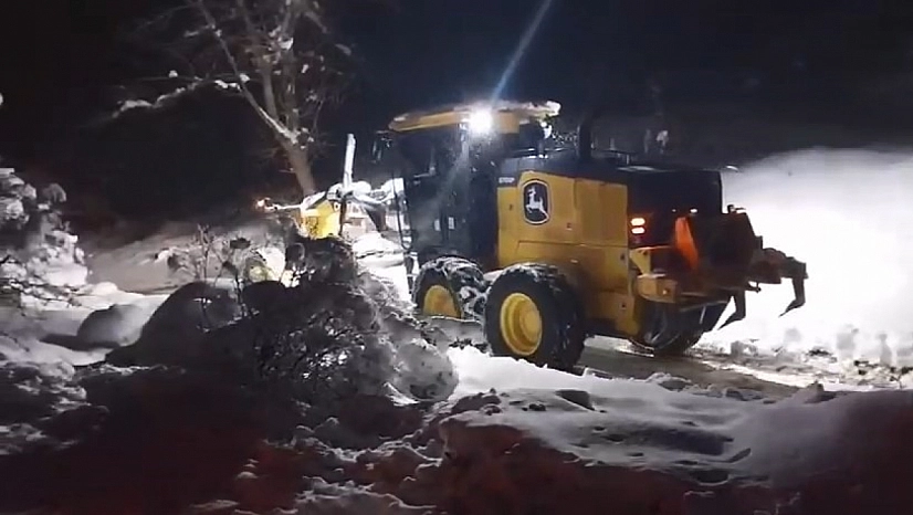 Elazığ'da Ekipler Kapalı Köy Yollarını Açmak İçin Seferber