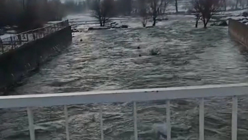 Elazığ'da Erimeyle Birlikte Dereler Taştı