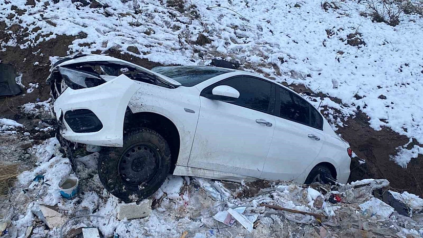 Elazığ'da otomobil şarampole uçtu: 2 yaralı