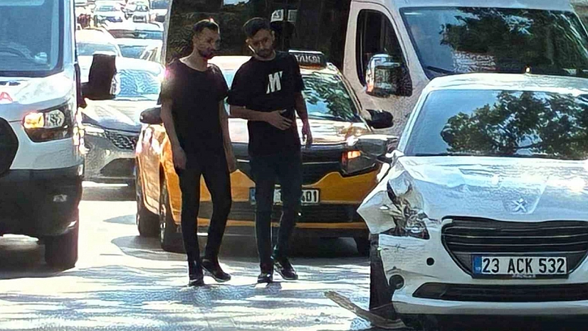 Elazığ'da İki Otomobilin Çarpıştığı Kazada 2 Kişi Yaralandı