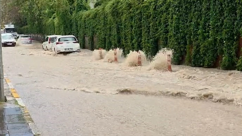 Elazığ'da Kuvvetli Yağış Hayatı Olumsuz Etkiledi
