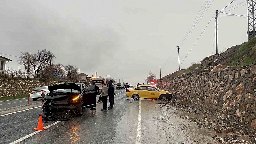 Elazığ'da Kaza: 2 Kişi Yaralandı