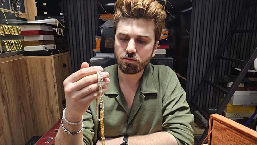 Elazığ'da tam 3 aylık çalışma sonucunda tamamlanan pırlanta işlemeli tespih, sergilenmeye başladı.