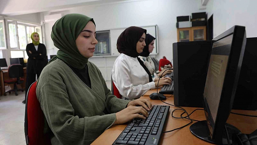 Kâtip Adayları Klavye Kursunda Mesleğe Hazırlanıyor