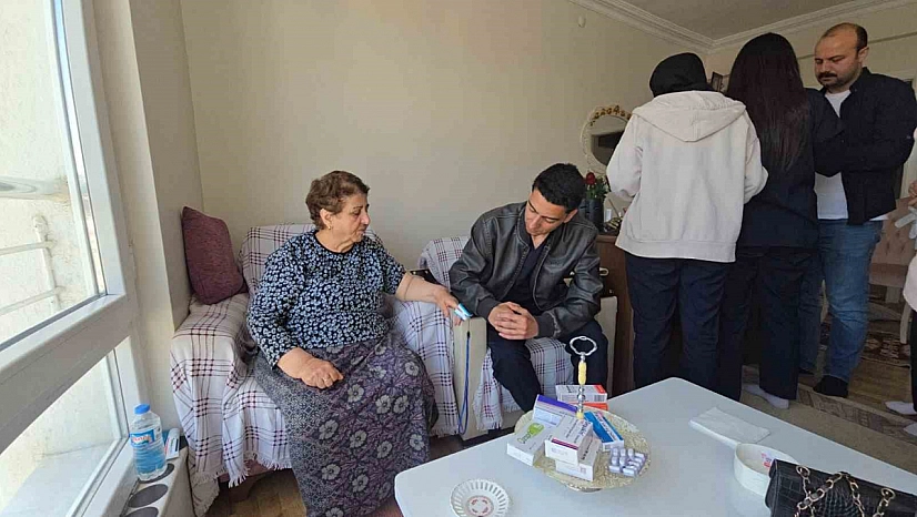 Sağlıkçılar Kronik Hastaları Evlerinde Ziyaret Ediyor