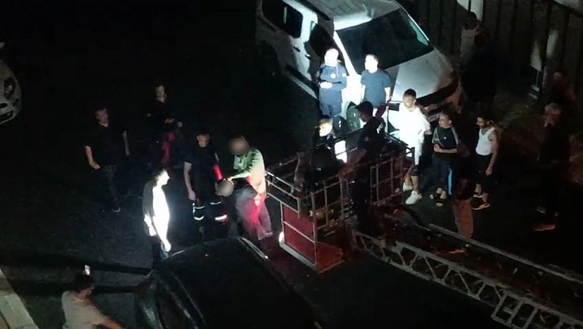 Çatıya Kaçan Cinayet Zanlısı, Polislerin Operasyonuyla Yakalandı