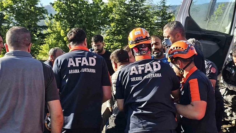 Kaza Sonrası Zamanla Yarış: Sürücü Araçtan Kurtarıldı