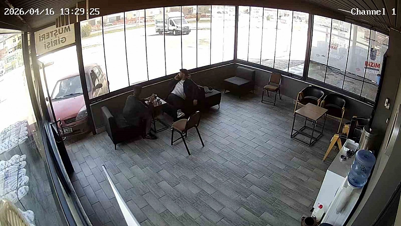 Etrafında Döndüğü Aracıya Çarpan Sürücü İş Yerine Girdi