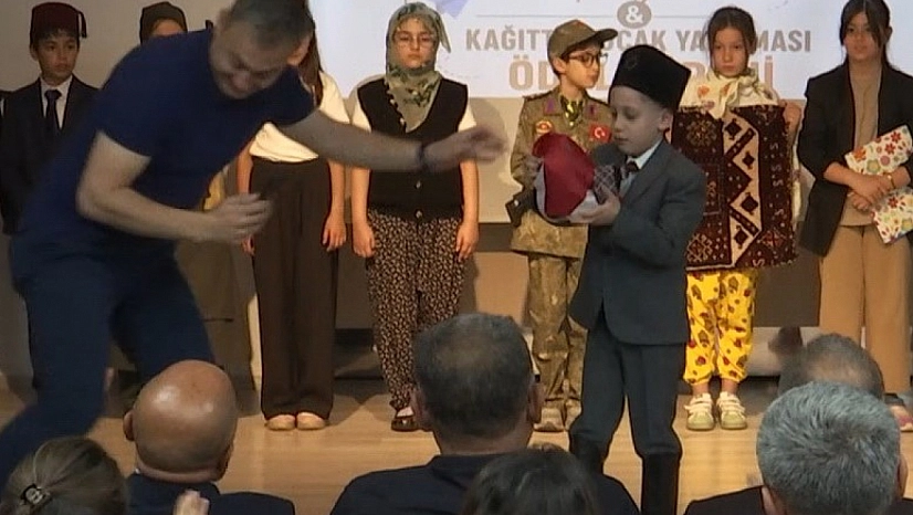 Minik Tuna ve Babasının Bayrak Hikâyesi Gönüllere Dokundu