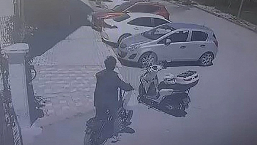 Park Halindeki Motosikletten Kask Hırsızlığı Kamerada