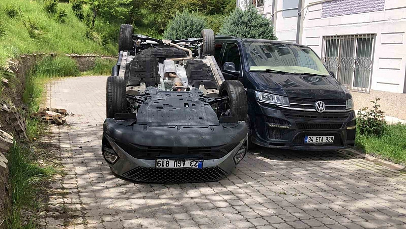 Site Girişine Yuvarlanan Otomobilde 2 Kişi Yaralandı