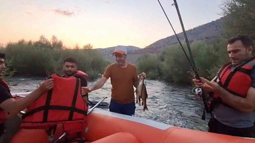 Nehirde Mahsur Kalan 2 Kişi Ekipler Tarafından Kurtarıldı