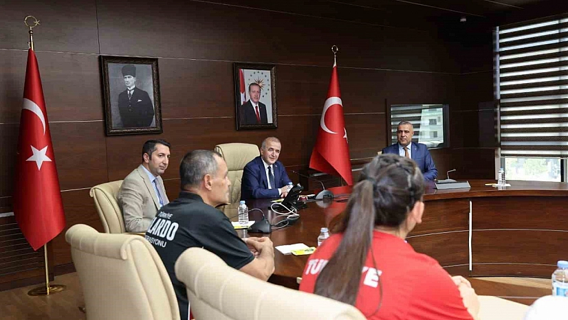 Vali Hatipoğlu, Türkiye Şampiyonlarını Kutladı