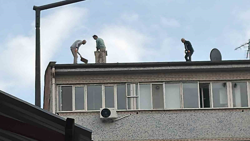 7 Katlı Binanın Çatısında Tehlikeli Mesai! O Anlar Kamerada