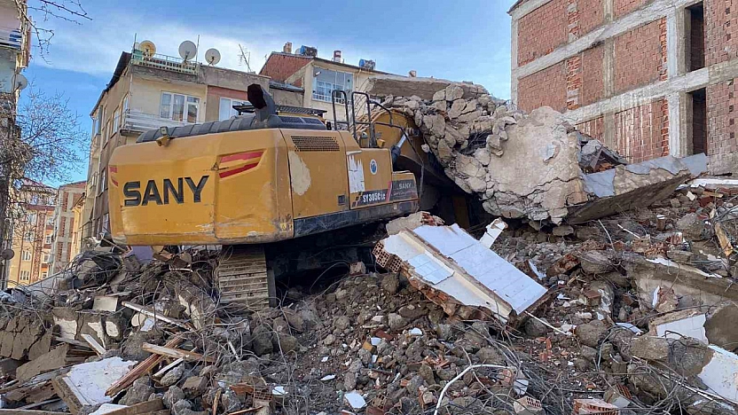 Yıkım Sırasında Enkaz İş Makinesinin Üzerine Çöktü