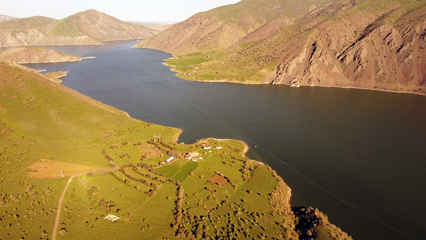 Baharla Birlikte Keban Baraj Gölü'nde Kartpostallık Görüntüler
