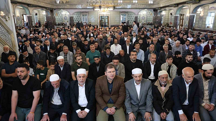Vatandaşlar Bayram Namazı İçin Camilere Akın Etti