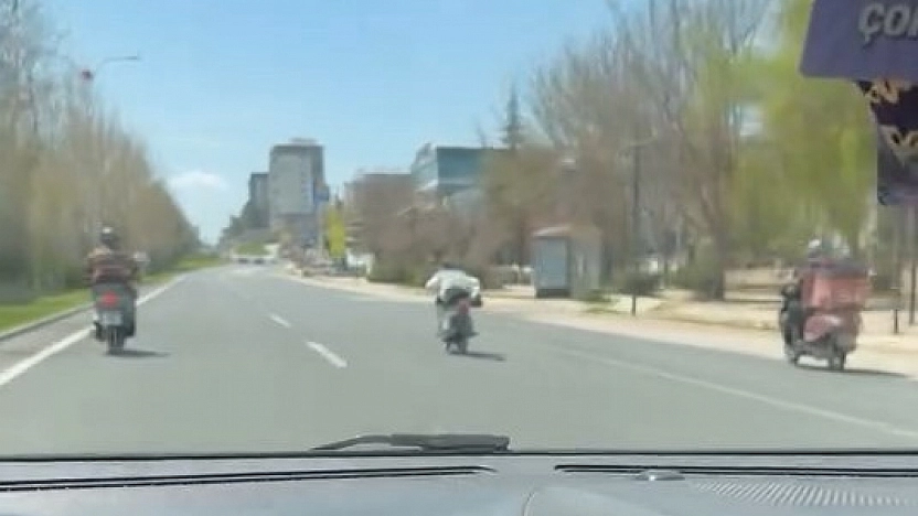 Tehlikeye Davetiye: Motosikleti Üzerine Uzanarak Kullandı