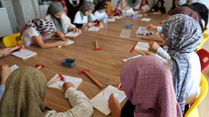 Kur'an Kursunda Minik Eller Sanatla Buluştu: Filografi Öğreniyorlar