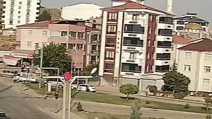 El Freni Unutuldu, Otomobil Cadde Boyunca İlerleyip Tarlaya Uçtu