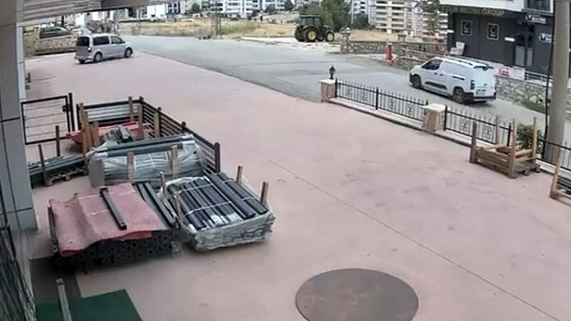 El Freni Çekilmeyen Araç İş Yerine Daldı