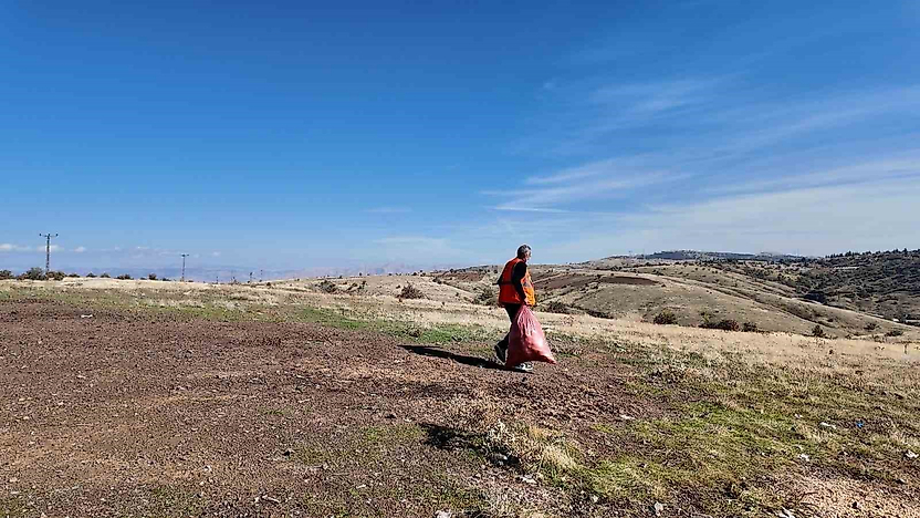 Elazığ Belediyesi'nden Sokak Hayvanlarına Mama ve Su Desteği