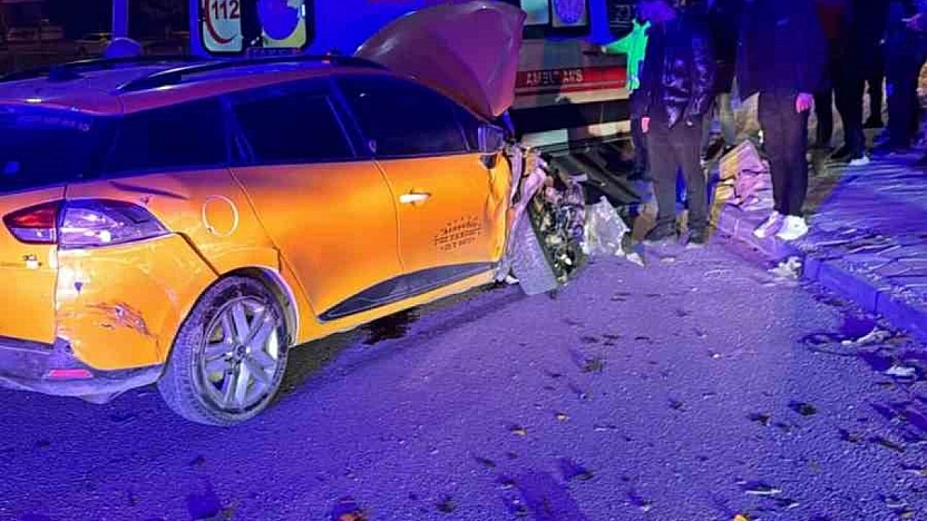 Elazığ'da Taksi ile Hafif Ticari Araç Çarpıştı: 4 Yaralı