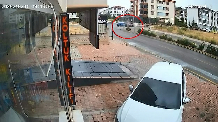 Elazığ'da 3 Yaralının Olduğu Kaza Güvenlik Kamerasına Yansıdı