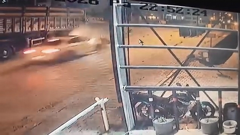 Elazığ'da 4 Yaralının Olduğu Kaza Kamerada