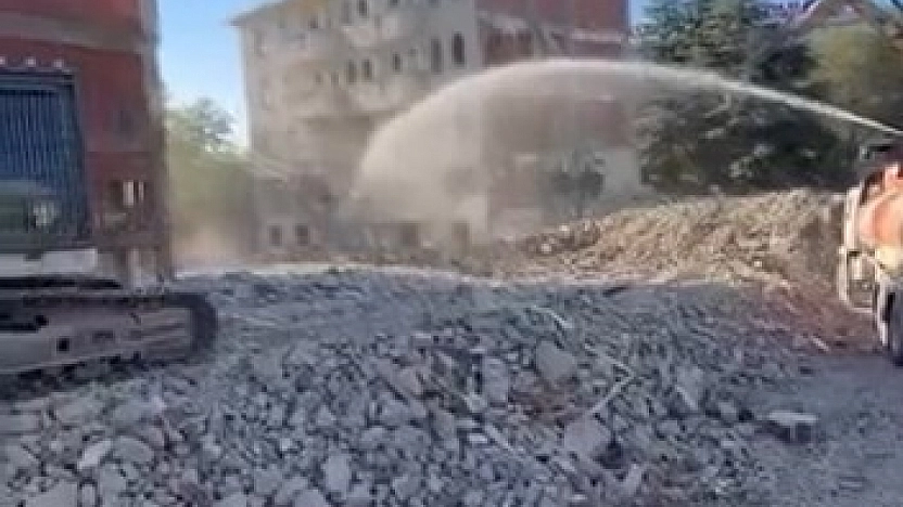 Elazığ'da 5 Katlı Bina Korna Sesiyle Yıkıldı