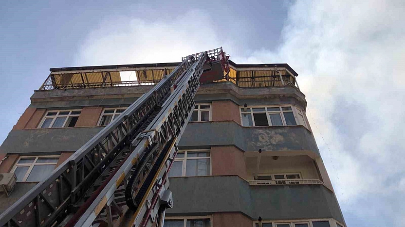 5 Katlı Binanın Çatısı Alevlere Teslim Oldu