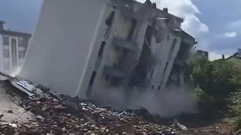 Elazığ'da Ağır Hasarlı Bina Bir Dokunuşla Yıkıldı