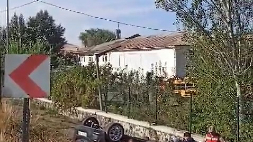 Elazığ'da Araç Şarampole Yuvarlandı: 2 Kişi Yaralandı