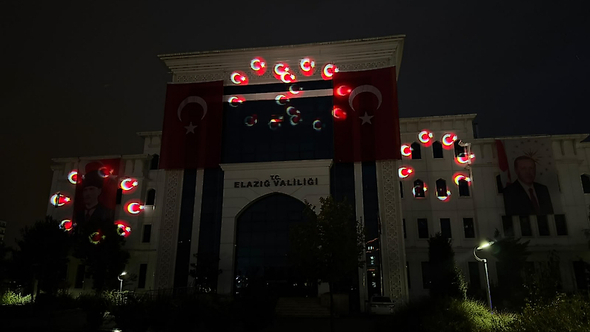 Elazığ'da Ay Yıldızın Işığında Cumhuriyet Coşkusu