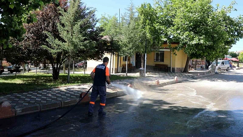 Elazığ'da Belediye Ekiplerinin Temizlik Mesaisi Sürüyor