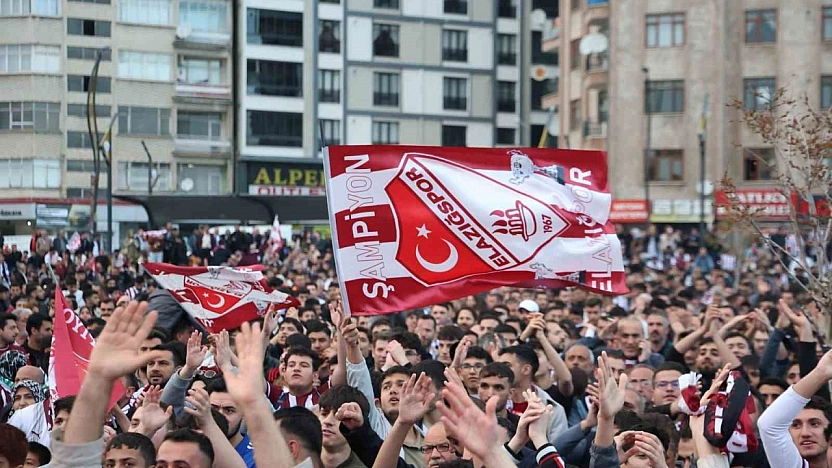 Elazığ'da binlerce taraftar, dev ekranda maçı izledi