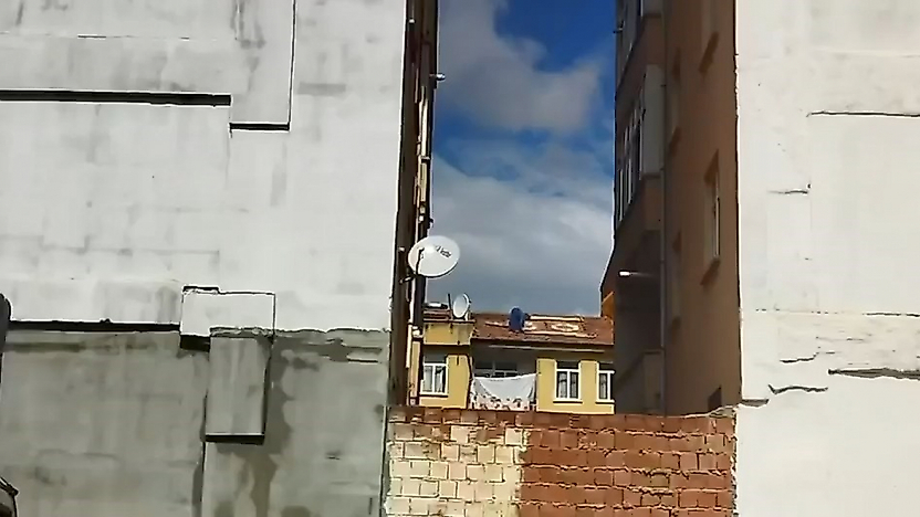 Elazığ'da Tehlikeli Görüntü: Çatıya Halı Sermek İçin Canını Riske Attı
