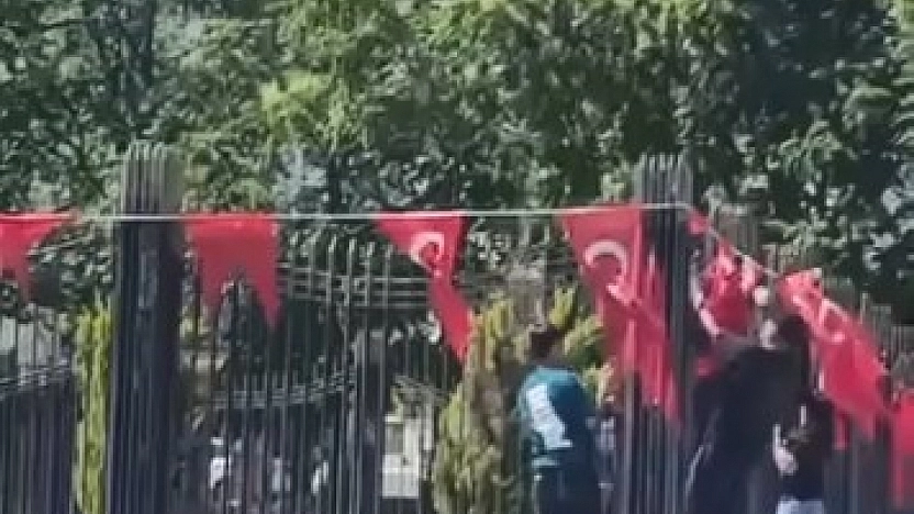 Elazığlı Çocuklardan Bayrağa Örnek Duyarlılık