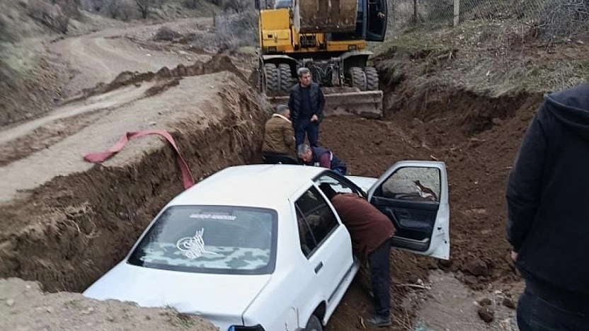 Elazığ'da Çukura Düşen Araç Ekiplerce Çıkarıldı