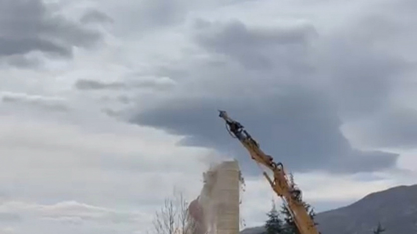 Elazığ'da Hasarlı Caminin Minaresi İş Makinesi ile Yıkıldı