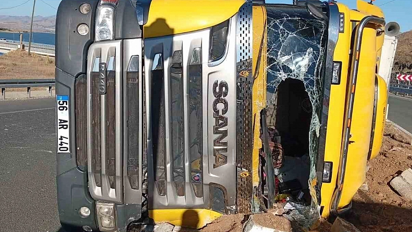 Elazığ'da Korkutan Kaza: Hayvan Yüklü Tır Devrildi