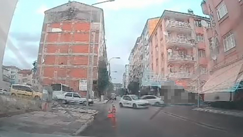 Elazığ'da Korkutan Kaza: İki Otomobil Çarpıştı